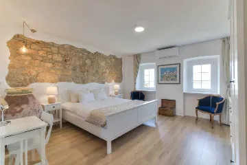 Grizane 4-Bedroom Villa for Up to 10 Guests