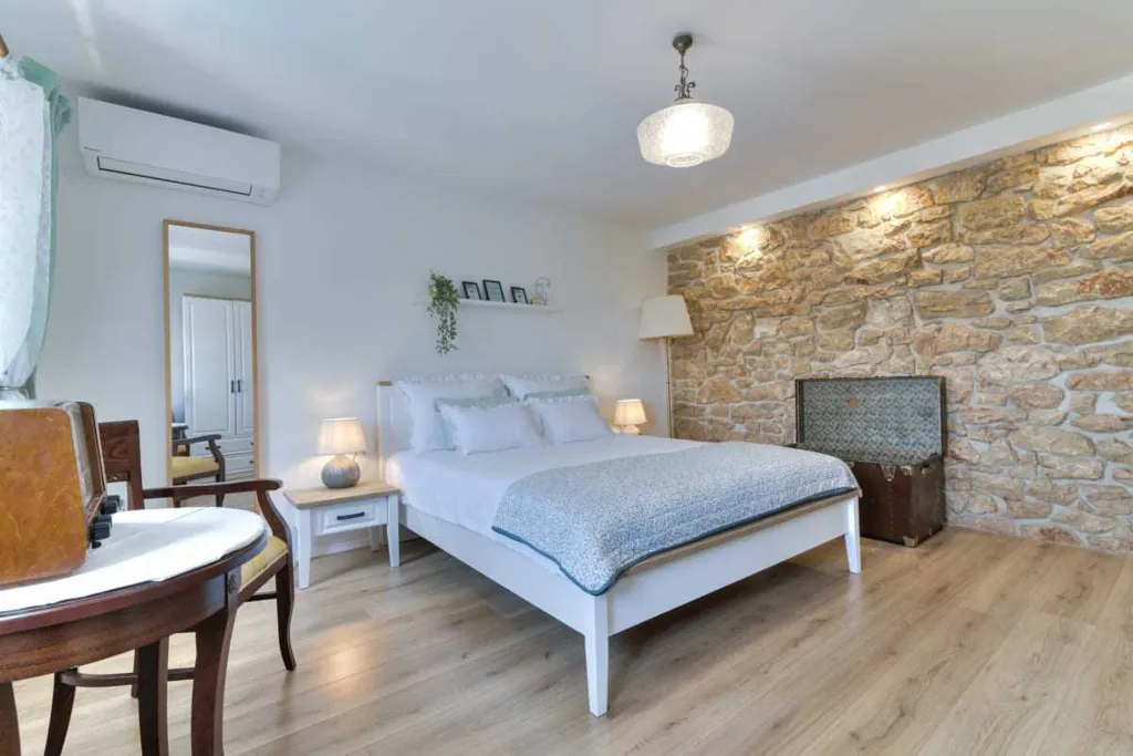 Grizane 4-Bedroom Villa for Up to 10 Guests