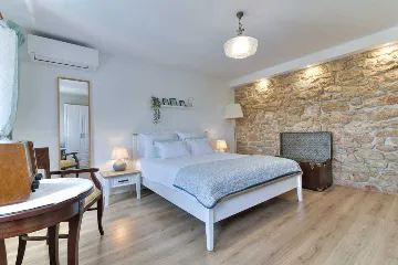 Grizane 4-Bedroom Villa for Up to 10 Guests