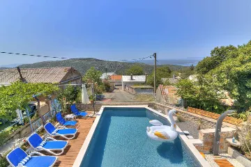 Grizane 4-Bedroom Villa for Up to 10 Guests