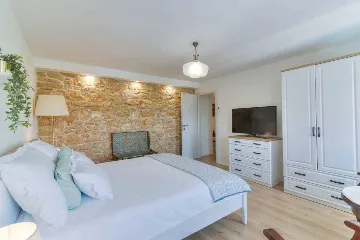 Grizane 4-Bedroom Villa for Up to 10 Guests