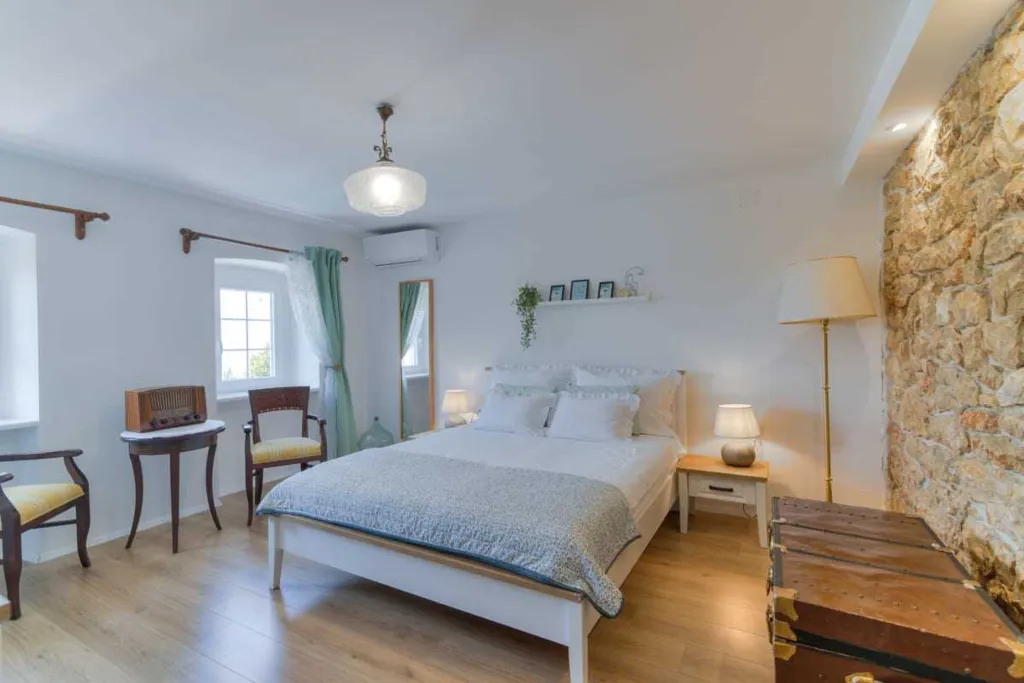 Grizane 4-Bedroom Villa for Up to 10 Guests
