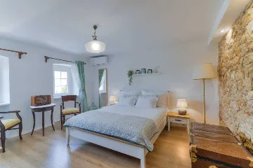 Grizane 4-Bedroom Villa for Up to 10 Guests