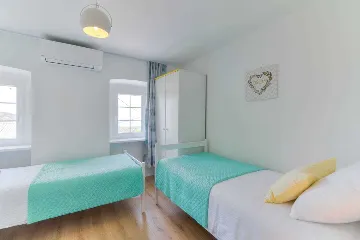 Grizane 4-Bedroom Villa for Up to 10 Guests