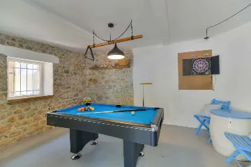 Grizane 4-Bedroom Villa for Up to 10 Guests