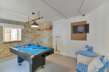 Grizane 4-Bedroom Villa for Up to 10 Guests