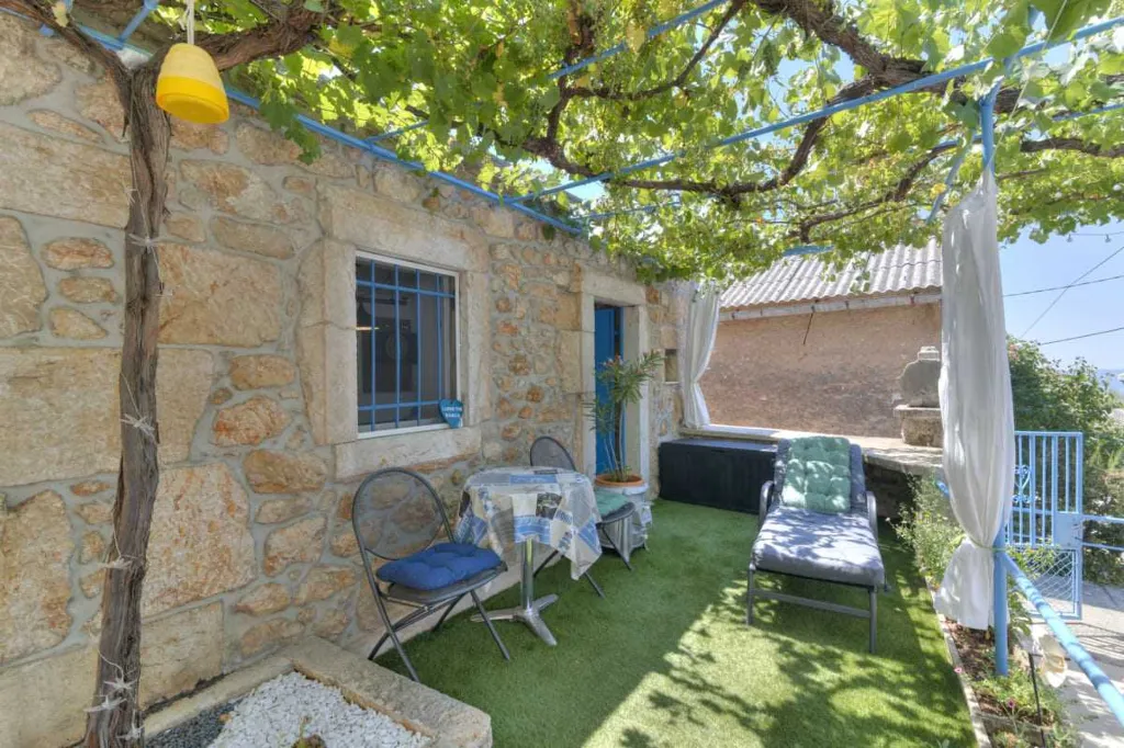 Grizane 4-Bedroom Villa for Up to 10 Guests