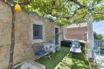 Grizane 4-Bedroom Villa for Up to 10 Guests