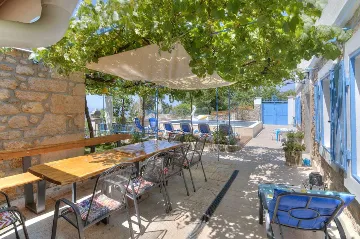 Grizane 4-Bedroom Villa for Up to 10 Guests