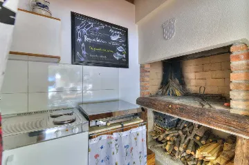 Grizane 4-Bedroom Villa for Up to 10 Guests