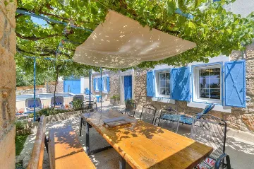 Grizane 4-Bedroom Villa for Up to 10 Guests