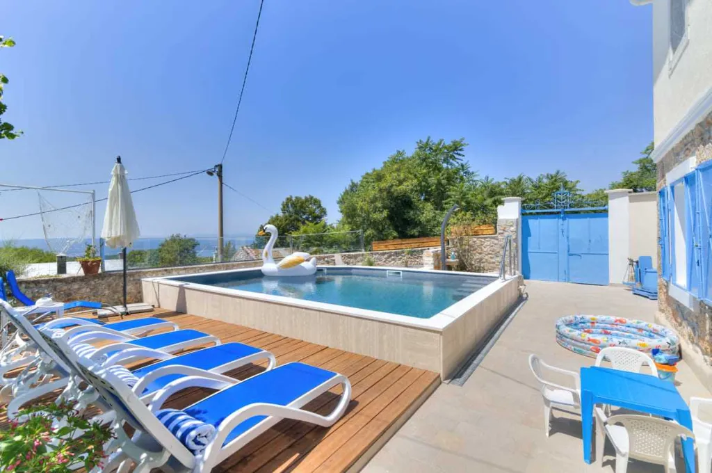 Grizane 4-Bedroom Villa for Up to 10 Guests