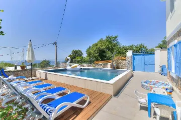 Grizane 4-Bedroom Villa for Up to 10 Guests