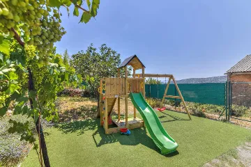 Grizane 4-Bedroom Villa for Up to 10 Guests