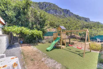 Grizane 4-Bedroom Villa for Up to 10 Guests