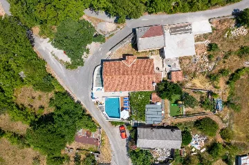 Grizane 4-Bedroom Villa for Up to 10 Guests