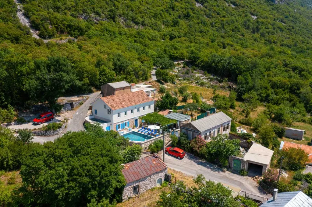 Grizane 4-Bedroom Villa for Up to 10 Guests