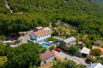 Grizane 4-Bedroom Villa for Up to 10 Guests