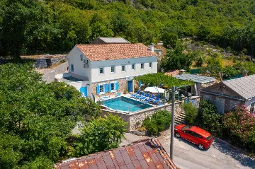 Grizane 4-Bedroom Villa for Up to 10 Guests