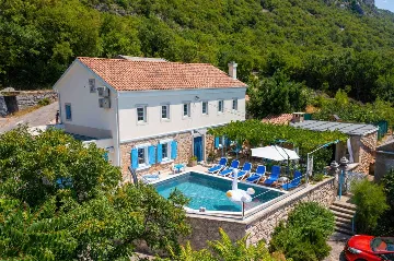 Grizane 4-Bedroom Villa for Up to 10 Guests