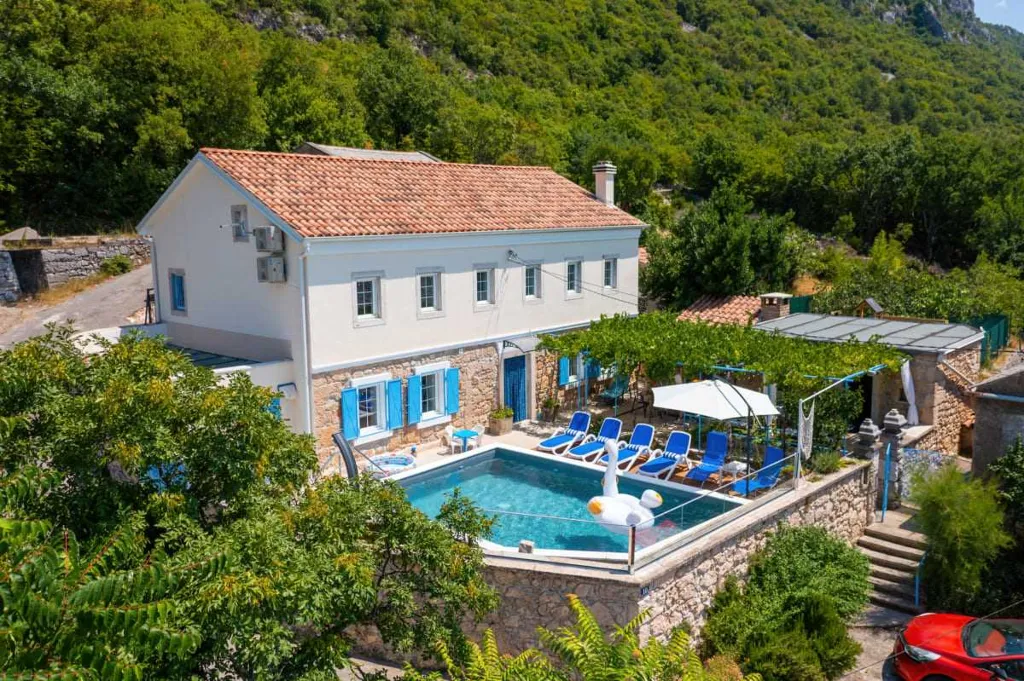 Grizane 4-Bedroom Villa for Up to 10 Guests