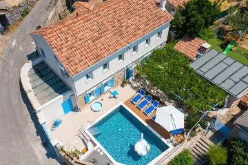 Grizane 4-Bedroom Villa for Up to 10 Guests