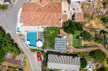 Grizane 4-Bedroom Villa for Up to 10 Guests