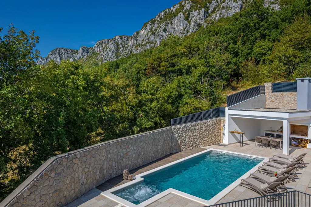 Bribir Villa for Up to 10 Guests with 5 En-Suites