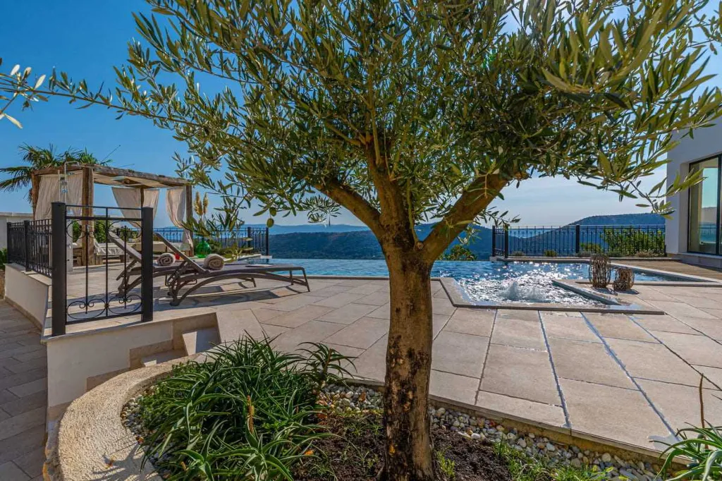 Bribir Villa for Up to 10 Guests with Pools