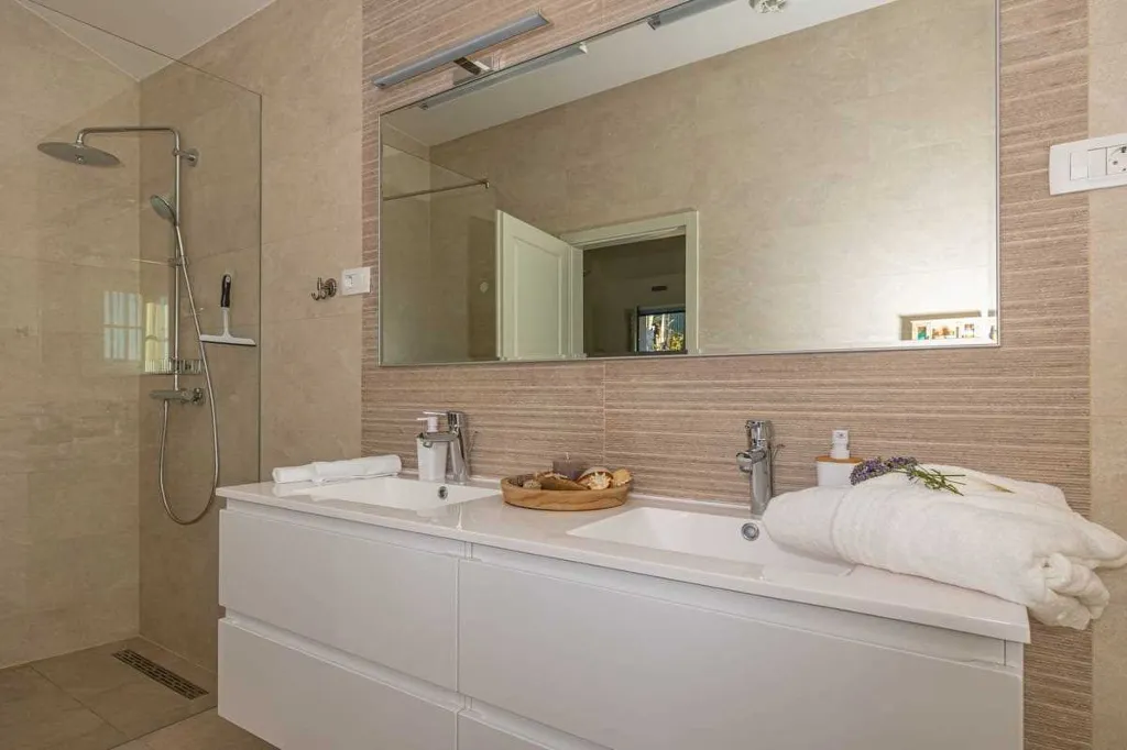 Bribir Villa for Up to 10 Guests with Pools