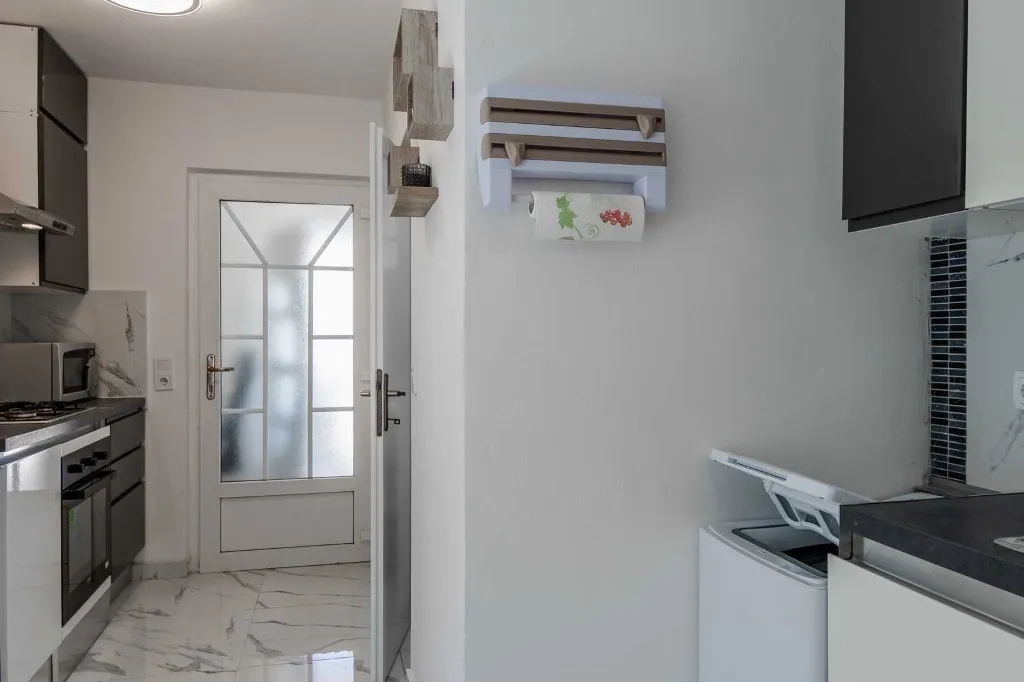 1-Bedroom Air-Conditioned Apartment in Vir