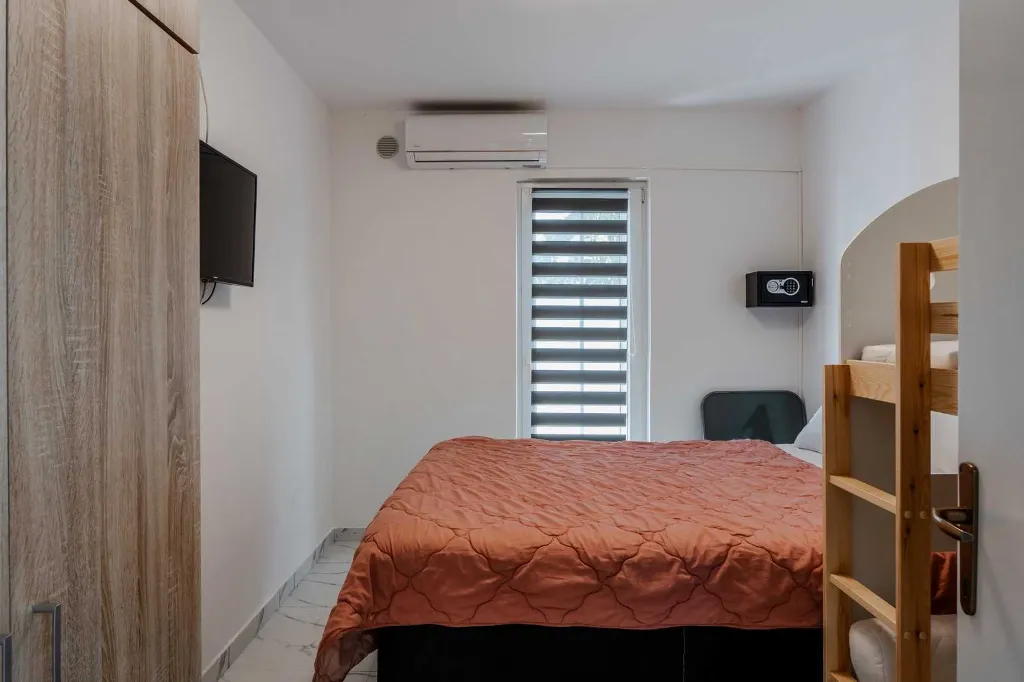 1-Bedroom Air-Conditioned Apartment in Vir