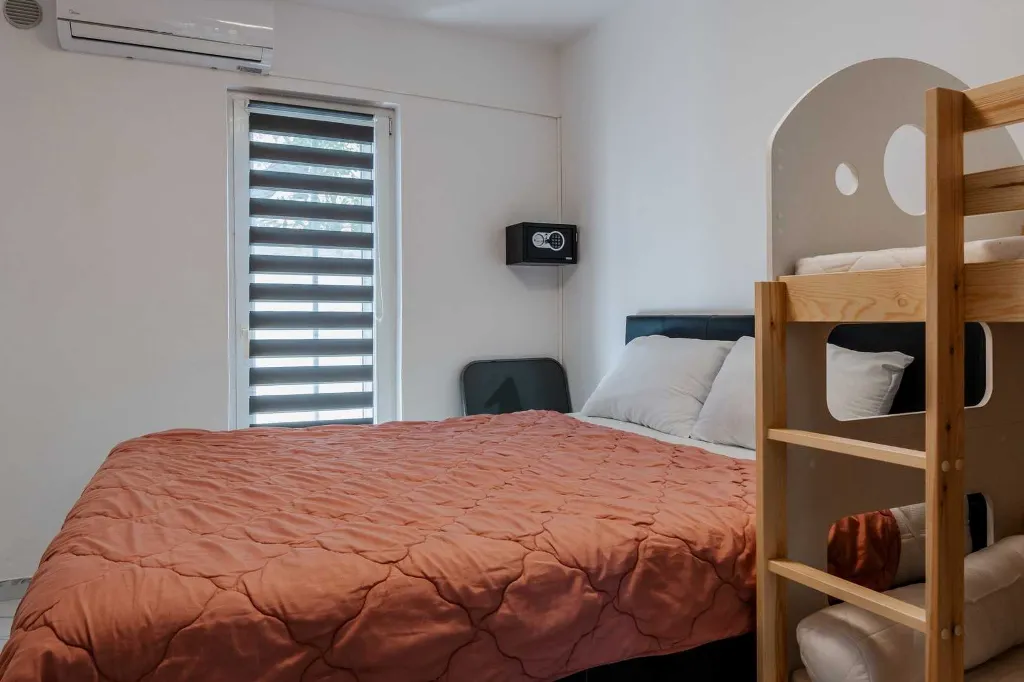 1-Bedroom Air-Conditioned Apartment in Vir