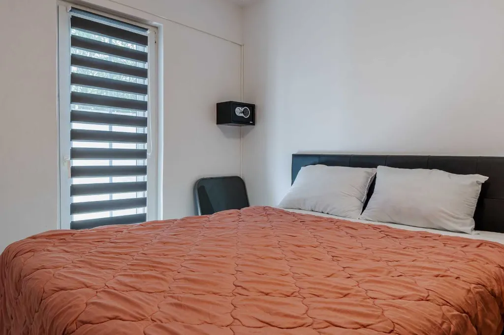 1-Bedroom Air-Conditioned Apartment in Vir