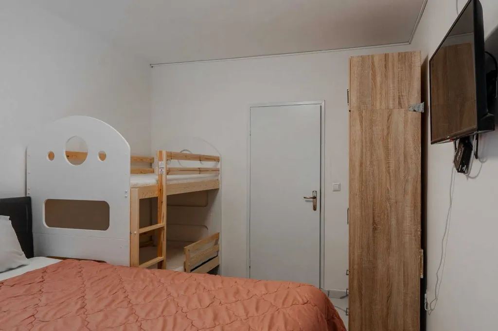 1-Bedroom Air-Conditioned Apartment in Vir