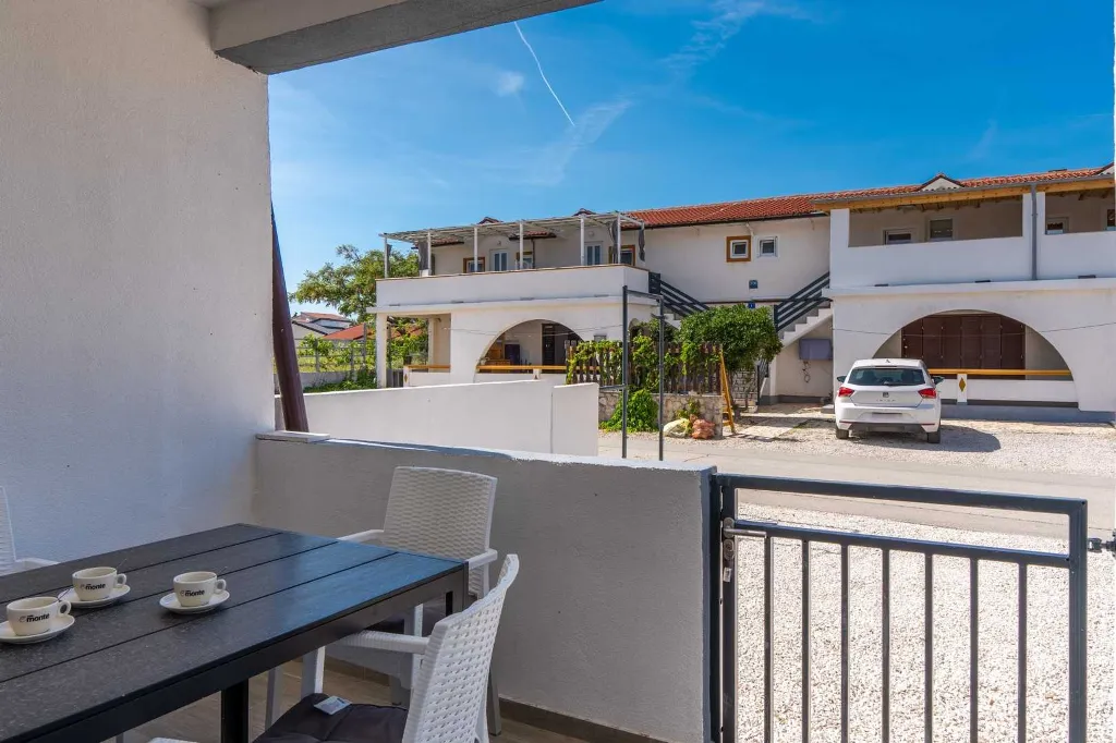 1-Bedroom Air-Conditioned Apartment in Vir