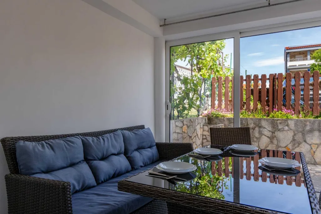 Renovated Apartment for 4 with Terrace in Vir