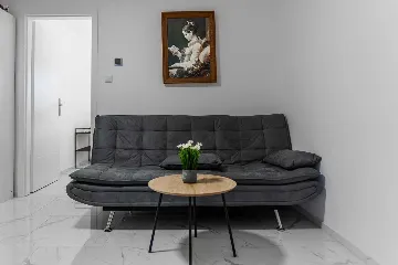 Renovated Apartment for 4 with Terrace in Vir