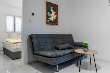 Renovated Apartment for 4 with Terrace in Vir