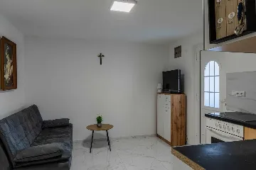 Renovated Apartment for 4 with Terrace in Vir