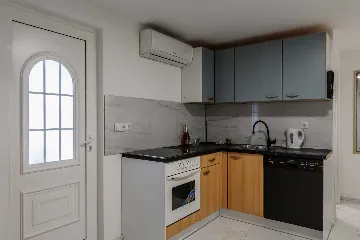 Renovated Apartment for 4 with Terrace in Vir