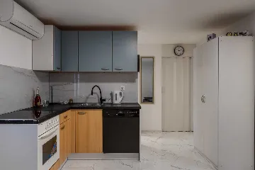 Renovated Apartment for 4 with Terrace in Vir