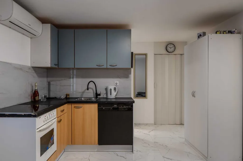 Renovated Apartment for 4 with Terrace in Vir