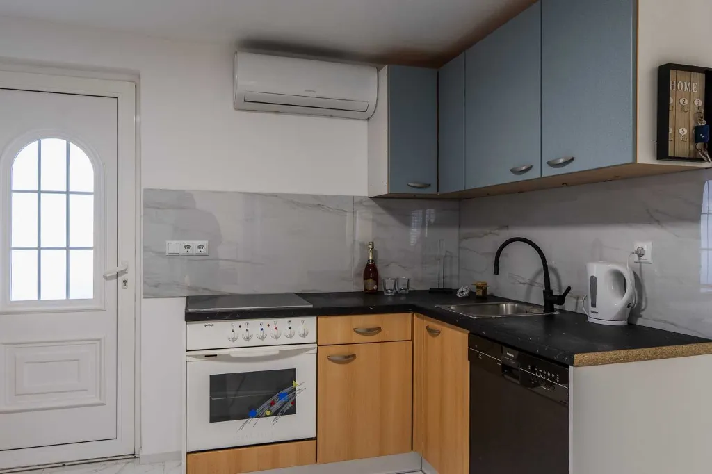 Renovated Apartment for 4 with Terrace in Vir