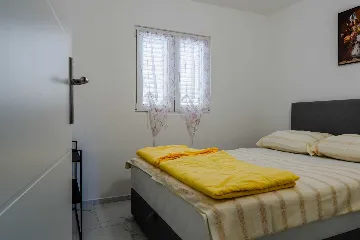 Renovated Apartment for 4 with Terrace in Vir