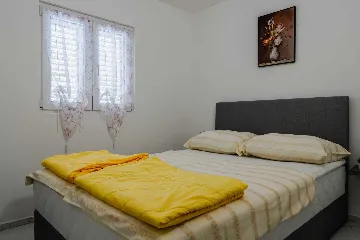 Renovated Apartment for 4 with Terrace in Vir