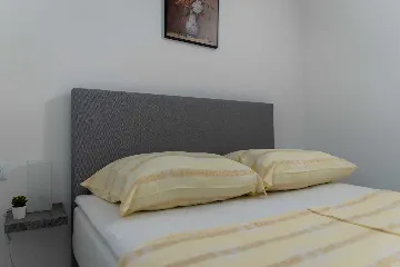 Renovated Apartment for 4 with Terrace in Vir