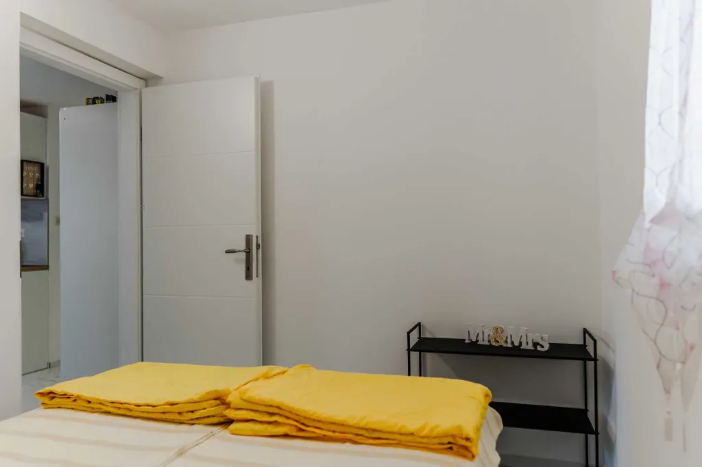 Renovated Apartment for 4 with Terrace in Vir