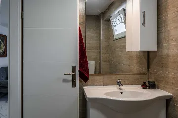 Renovated Apartment for 4 with Terrace in Vir