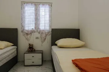 Renovated Apartment for 4 with Terrace in Vir